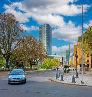 Düsseldorf, Almanya - 9 Ekim. 2022: Peek und Cloppenburg mağazasının cam cepheli modern bina