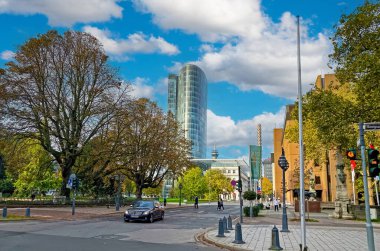 Düsseldorf, Almanya - 9 Ekim. 2022: Peek und Cloppenburg mağazasının cam cepheli modern bina