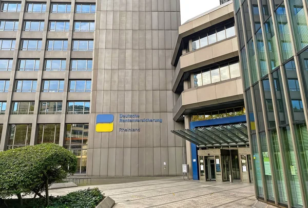 Düsseldorf, Almanya - 9 Ekim. 2022: Peek und Cloppenburg mağazasının cam cepheli modern bina