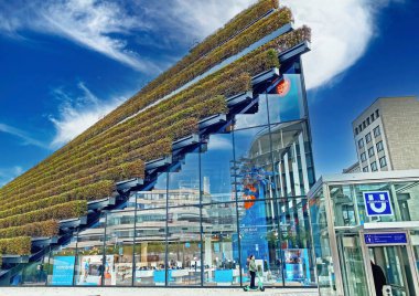 Düsseldorf (korneliusplatz), Almanya - 9 Ekim. 2022: Geleneksel klasik Alman çokgen gazete büfesi