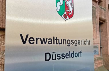 Düsseldorf, Almanya - 9 Ekim. 2022: TK Maxx mağazasının logosuyla ön cam cephe