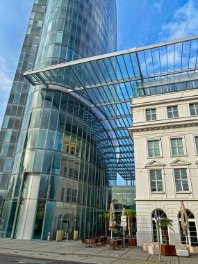 Düsseldorf, Almanya - 9 Ekim. 2022: TK Maxx mağazasının logosuyla ön cam cephe