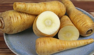 Mavi porselen tabakta birçok çiğ yaban havucu kökü sebzesi grubuna yakın çekim