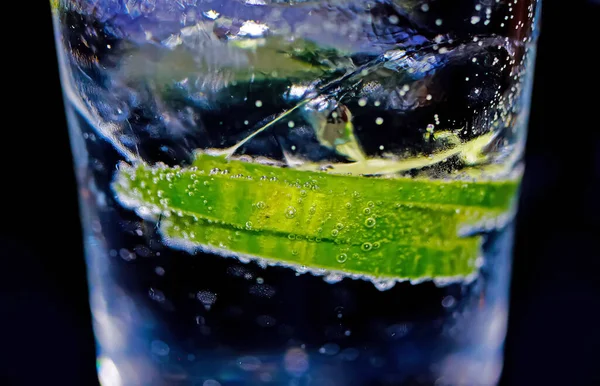 Gin Tonic Makro Närbild Gröna Gurka Skivor Gnistrande Bubblor Och — Stockfoto
