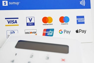 Viersen, Almanya - 9 Kasım. 2022: Çeşitli temassız ödeme seçenekleriyle imzanın kapatılması, bulanık özet kart okuyucu terminali