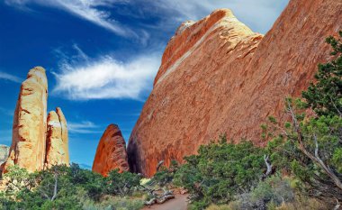 Kırmızı kaya duvarlı güzel bir vadi, kaya yüzgeçleri, mavi yaz gökyüzü - Arches National Park, Utah, Devils Garden