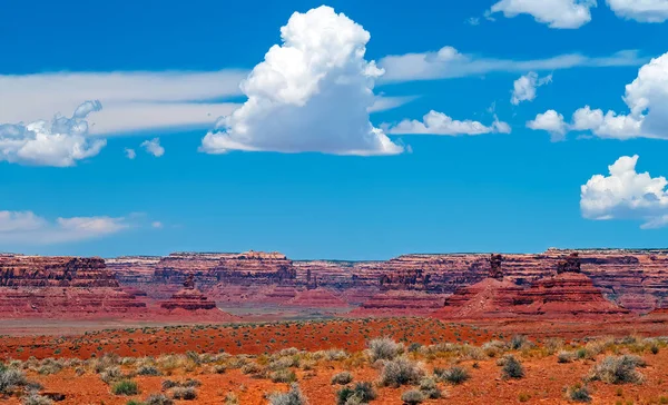 Kırmızı turuncu manzaranın güzel panoramik manzarası, mesa dağları, çim tarlaları, mavi yaz gökyüzü - Monument Valley, Utah, Arizona