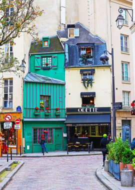 Paris (Quartier Latince), Fransa - 9 Kasım. 2022: Antik tarihi yeşil, mavi binalar üzerinde eski ve ünlü Odette pastanesi