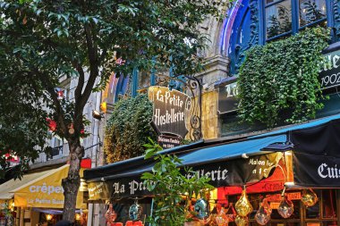 Paris (Quartier Latince), Fransa - 9 Kasım. 2022: Geceleri güzel, eski, renkli, romantik bir restoran, yeşil ağaçlar ve bitkiler, tente