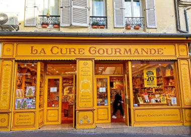 Paris (Louvre, Rivoli), Fransa - 9 Kasım. 2022: Geleneksel sarı vintage La cure gurme çikolatalı bisküvi dükkanına yakın çekim