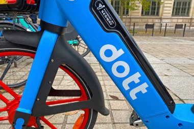 Paris, Fransa - 9 Kasım. 2022: Şehir merkezinde kiralık mavi elektrikli bisikletin Dott taşımacılık şirketinin logosu ile kapatılması
