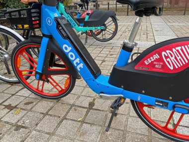 Paris, Fransa - 9 Kasım. 2022: Şehir merkezinde kiralık mavi elektrikli bisikletin Dott taşımacılık şirketinin logosu ile kapatılması