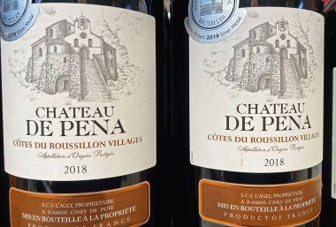 Viersen, Almanya - 9 Aralık. 2022: Cotes du Roussillon 'dan Chateau de Pena şişelerinin yakınlaştırılması.