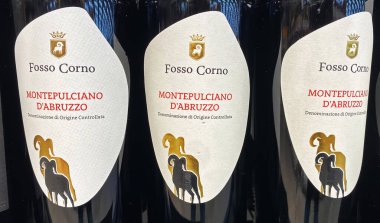 Viersen, Almanya - 9 Aralık. 2022: Yakın çekim şişeleri Fosso Corno montepulciano d abruzzo italyan kırmızı şarabı Alman mağazasının rafında