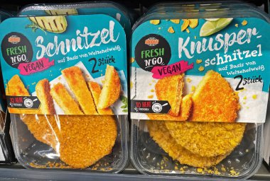 Viersen, Almanya - 9 Aralık. 2022: Paketlerin kapanışı globus. Taze et ve sebzesiz Schnitzel. Alman süpermarketinin dondurucusunda.