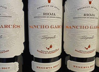 Viersen, Almanya - 9 Aralık. 2022: Alman mağazasının rafında Sancho Garces rioja tempranillo İspanyol kırmızı şarabı