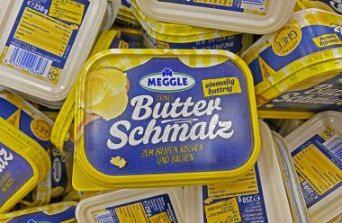 Viersen, Almanya - 9 Aralık. 2022: Kutuların kapatılması Alman mağazasının rafında berraklaştırılmış tereyağı