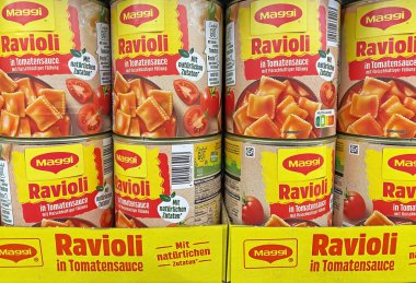 Viersen, Almanya - 9 Aralık. 2022: Alman süpermarketinin rafında hazır ravioli makarna konserveleri