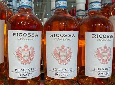Viersen, Almanya - 9 Aralık. 2022: Alman süpermarketinin rafında İtalyan piemonte Ricossa rosato şarabı