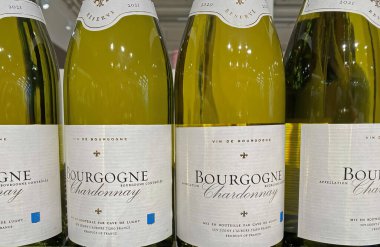 Viersen, Almanya - 9 Aralık. 2022: Alman süpermarketinin rafında Fransız Bourgogne Chardonnay şarabının yakınlaştırılması