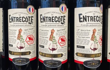 Viersen, Almanya - 9 Aralık. 2022: Alman süpermarketinin rafındaki Languedoc-Roussillon 'dan Fransız kırmızı şarap şişelerinin yakın çekimi.