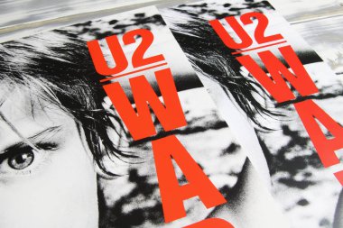 Viersen, Almanya - 2 Ocak. 2023: U2 savaş albümünün izole edilmiş plak kapağının kapatılması
