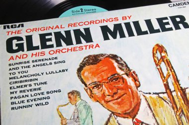 Viersen, Almanya - 9 Mayıs. 2022: Glenn Miller ve orkestrasının plak kapağının kapağı