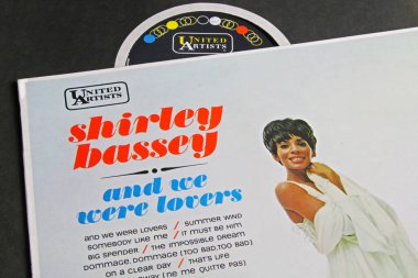 Viersen, Almanya - 9 Mayıs. 2022: Shirley Bassey soul şarkıcısının vinil albüm kapağının kapağı