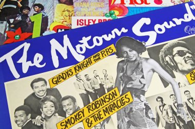 Viersen, Almanya - 9 Mayıs. 2022: 60 'larda ve 70' lerde başarılı Afrikalı Amerikalı şarkıcı ve gruplarla vinil motown albüm kapağı derlemesi