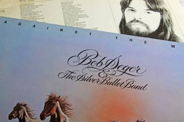 Viersen, Almanya - 9 Mayıs. 2022: Bob Seger 'ın rüzgarına karşı vinil albüm kapağı kapatıldı