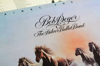 Viersen, Almanya - 9 Mayıs. 2022: Bob Seger 'ın rüzgarına karşı vinil albüm kapağı kapatıldı