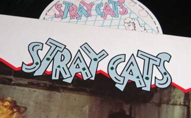 Viersen, Almanya - 9 Mayıs. 2022: Stray Cats rockabilly grubunun plak kapağının kapağı