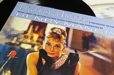 Viersen, Almanya - 9 Mayıs. 2022: Audrey Hepburn ile Tiffany 's' de film müziği eşliğinde plak kapağının kapatılması