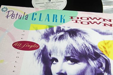 Viersen, Almanya - 9 Mayıs. 2022: İngiliz pop şarkıcısı Petula Clark 'ın klasik albüm kapağı, Downtown hit oldu
