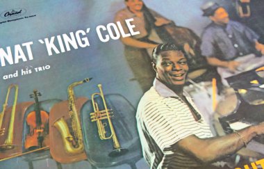 Viersen, Almanya - 9 Mayıs. 2022: Caz şarkıcısı ve piyanist Nat King Cole 'un plak kapağının kapatılması