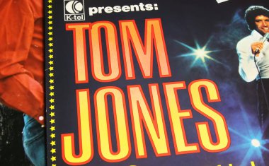 Viersen, Almanya - 9 Mayıs. 2022: Şarkıcı Tom Jones 'un plak kapağının kapağı