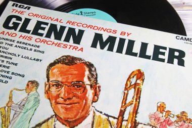 Viersen, Almanya - 9 Mayıs. 2022: Bando lideri ve tromboncu Glenn Miller ve orkestrasının vinil plak kapağının kapağı