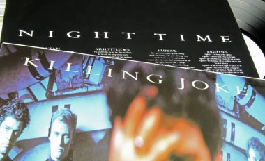 Viersen, Almanya - 9 Mayıs. 2022: İngiliz rock grubunun vinil albüm kapağının kapatılması 80 'inci senenin ölümcül şakası