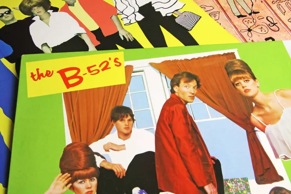 Viersen, Almanya - 9 Mayıs. 2022: 80 'lerden B-52' lerin renkli plak kapaklarının kapanışı