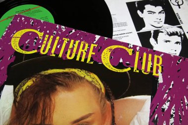 Viersen, Almanya - 9 Kasım. 2022: İngiliz pop grubu Culture Club 'dan zeki olmak için ilk albüm kapağı Kissing' in kapalı çekimi, 1982 yılında yayınlandı.