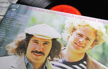Viersen, Almanya - 9 Kasım. 2022: Simon ve Garfunkel ile izole edilmiş plak kapağı hit şarkıları
