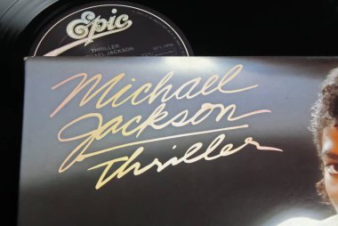Viersen, Almanya - 9 Kasım. 2022: İzole edilmiş vinil albüm kapağı Bir numaralı Thriller şarkıcı Michael Jackson 'dan