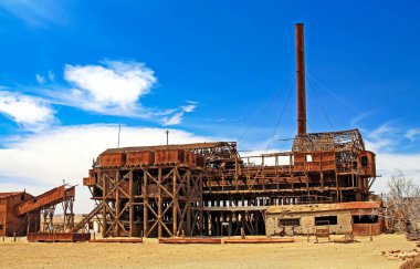 1960 'larda Santa Laura hayalet kasabası olan Salpeter madencilik köyünde bacası olan terk edilmiş eski bir sanayi tesisi.