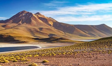 Güzel kurak vahşi doğa, And Dağları 'nın yüksek ovalarında iki göl - Laguna Miniques ve Miscanti, Atacama Çölü, Şili