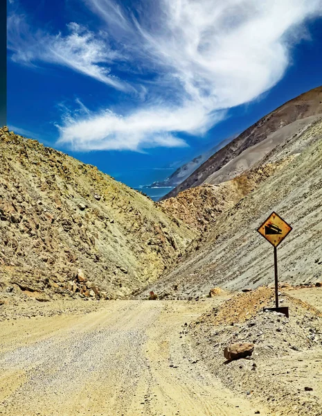 Empty Dangerous Sandy Dirt Road Barren Arid Desert Rocky Stony — Stock Photo, Image