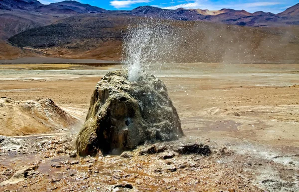 Kuru, çorak vadide sıcak su tüküren gayzer koni kayalarını kapatın - El Tatio jeotermal alanı, Atacama Çölü, Şili