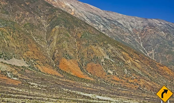 Imposante Steile Kahle Farbenfrohe Bergwand Wüstenlandschaft Blauer Himmel Einsam Gelbe — Stockfoto