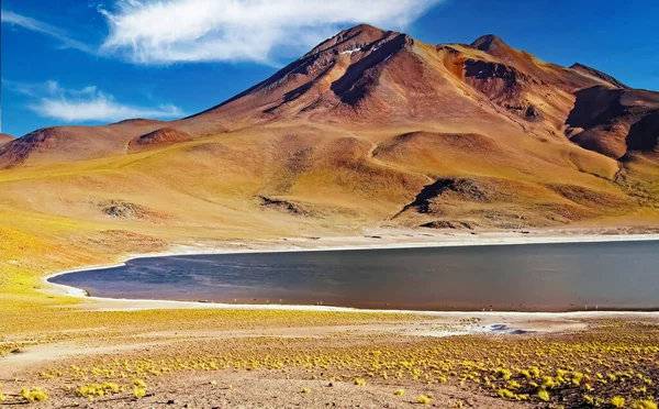 Dağları Ndaki Güzel Tuzlu Gölü Yüksek Ovalar Engebeli Kırmızı Turuncu — Stok fotoğraf