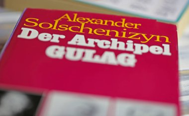 Viersen, Almanya - 9 Mart. 2023: Kitap kapağının kapatılması Rus soylu fiyat yazarı Aleksandr Solzhenitsyn 'in Gulag Takımadası
