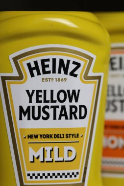 Viersen, Almanya - 9 Mart. 2023: Heinz 'ın logosu olan izole edilmiş sarı hardal sıkma şişesinin yakın çekimi